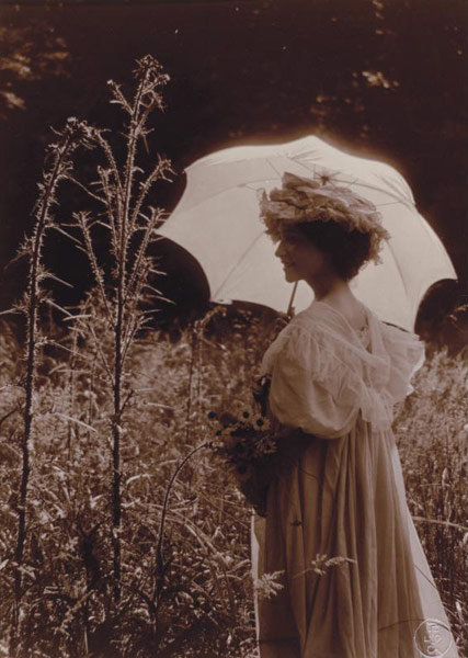 женщина зонт трава растение парк платье шляпа
