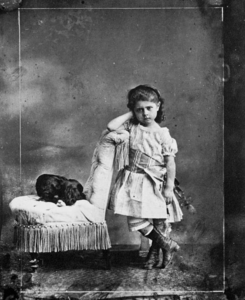 девочка ребенок стул собака

